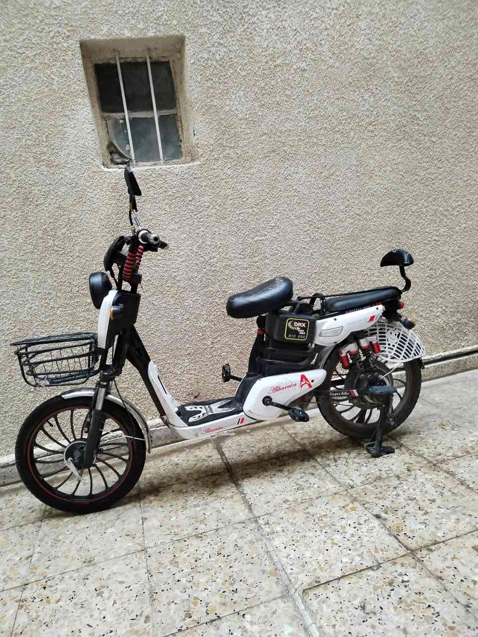 دراجه شحن حجم 20
بطاريات نظيفه وبحاله جيده

عدد السرع 3

اربع بطاريات كبار 

السعر 240 الف وبيه مجال

العنوان بغداد الكرادة

***********
