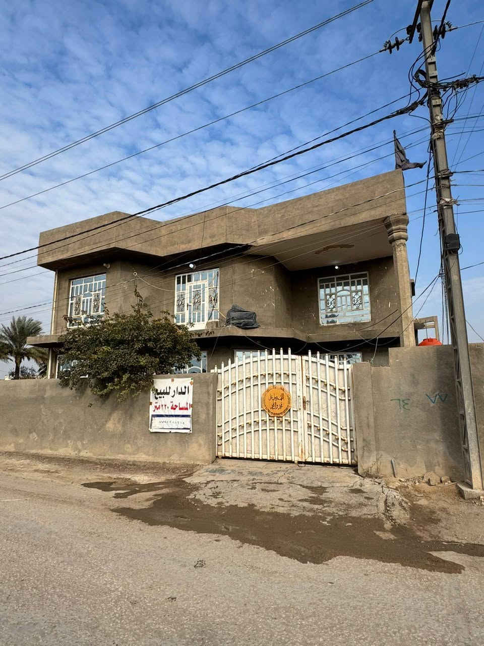 بيت للبيع 
مساحة ٢٢٠ م2 
ثلاث غرف نوم 
هول _ استقبال  _  مطبخ 
 كراج سياره _ مجمع صحيات خارجية مع داخلية 
بناء بلوك 
جميع الخدمات متوفره 
خلف معمل ابو كيره
للاستفسار  اتصل على الرقم 
***********
