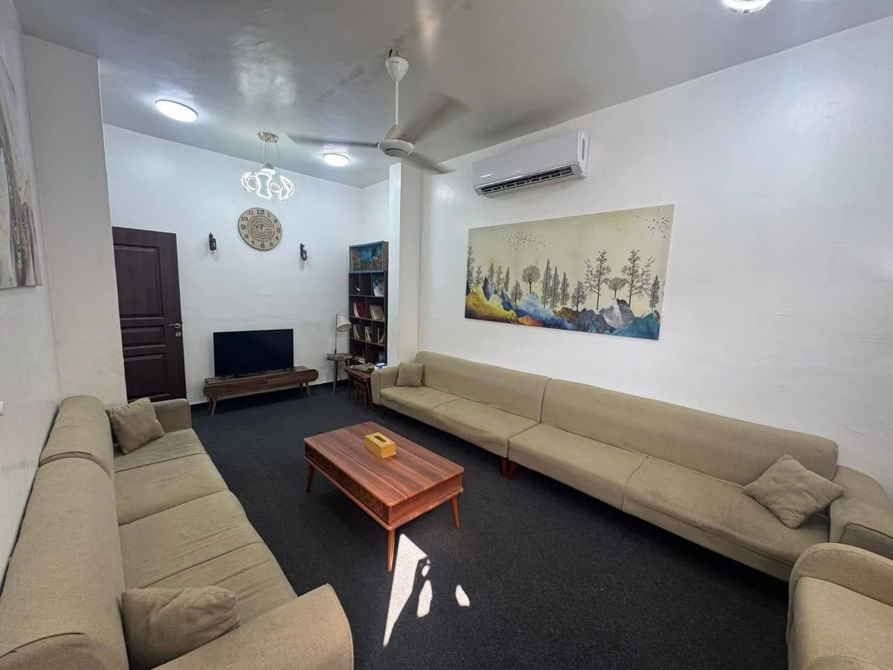 السلام عليكم بيت للبيع مساحه 200متر مجمع السلام السكني طابقين السعر 115وبي مجال بصيط وباقي للمصرف 70 اقصاد  شهري بدون كفيل مكتب إبداع ألاسود للوساطة العقارية التواصل واتساب ***********
