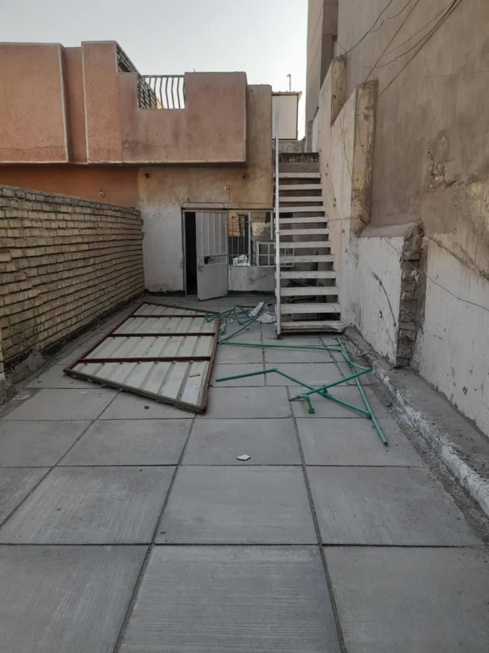 للبيع بيت طابو 
مساحه ٧٦ متر مصمم ليكون اسواق او عياده طبيه او صالون يحتوي على صاله كبيره ومطبخ وغرفه في الطابق الثاني المكان مواصلات الخامسه 
للاستعلام الاتصال بالرقم *********** او ***********
