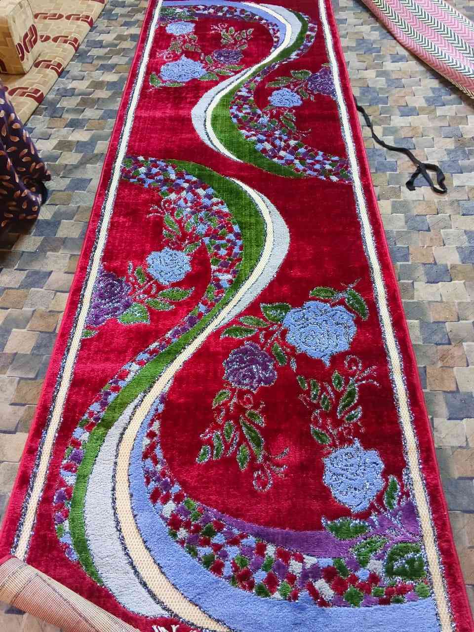 ديوان للبيع سعره 110، التفاصيل بالفيديو👇🏻
والفرشةب40. قياسها 3x4
والمدات الزوج ب30.  قياسها 1x4

المكان - حي اريدو قرب السوق
***********
