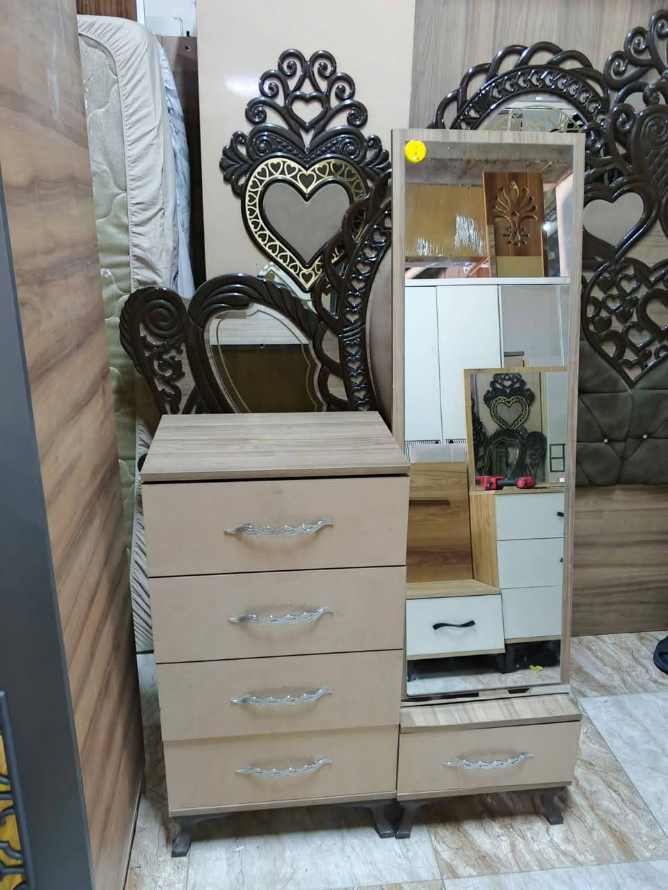 غرفه نوم ٨ قطع ملكي كلش ضخم سعر ٥٥٠ بيها مجال شراي تعال خاص عنوان كركوك

العنده غراض للبيع راسلوني *********** او اتصال ع رقم
