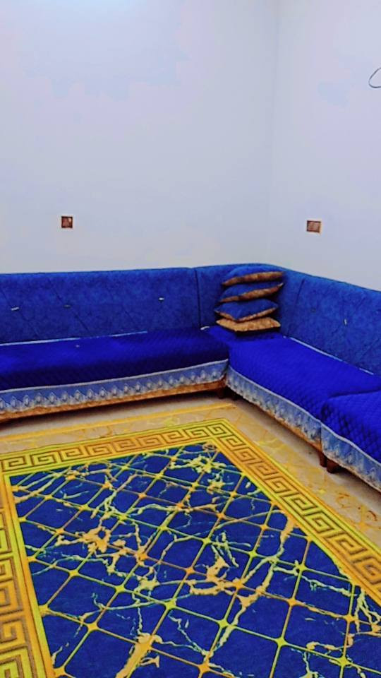 سلام عليكم دار للبيع الأمين الثانيه كاع بيت غلام  115 طابقين 
استقبال +ممشه ضيوف 
مطبخ حار+ مطبخ بارد 
حمامات عدد 3
غرف نوم عدد3
صاله درج 
السطوح عدد 3
بيت كامل مثل ما واضح السعر 115
***********
