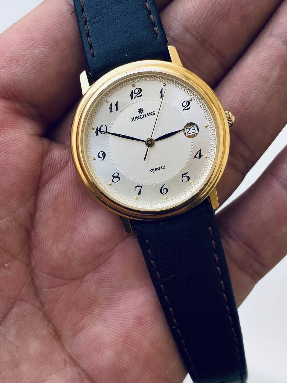 ساعة يد كلاسيكية من ماركة جنكهاز (Junghans) الألمانية الشهيرة، 

وتعمل بحركة الكوارتز (Quartz) ماكنه سويسري  طلاء ذهب مينه مميزه جدا جميله 
سير جلد طبيعي اصلي نافذه لتاريخ عند رقم3

قطر ساعه 34//36
سعر 55 الف يتوفر توصيل


**إذا كنت صاحب هذا الإعلان وتريد حذفه لأي سبب، رجاءا أرسل رسالة إلى الدعم الفني**
