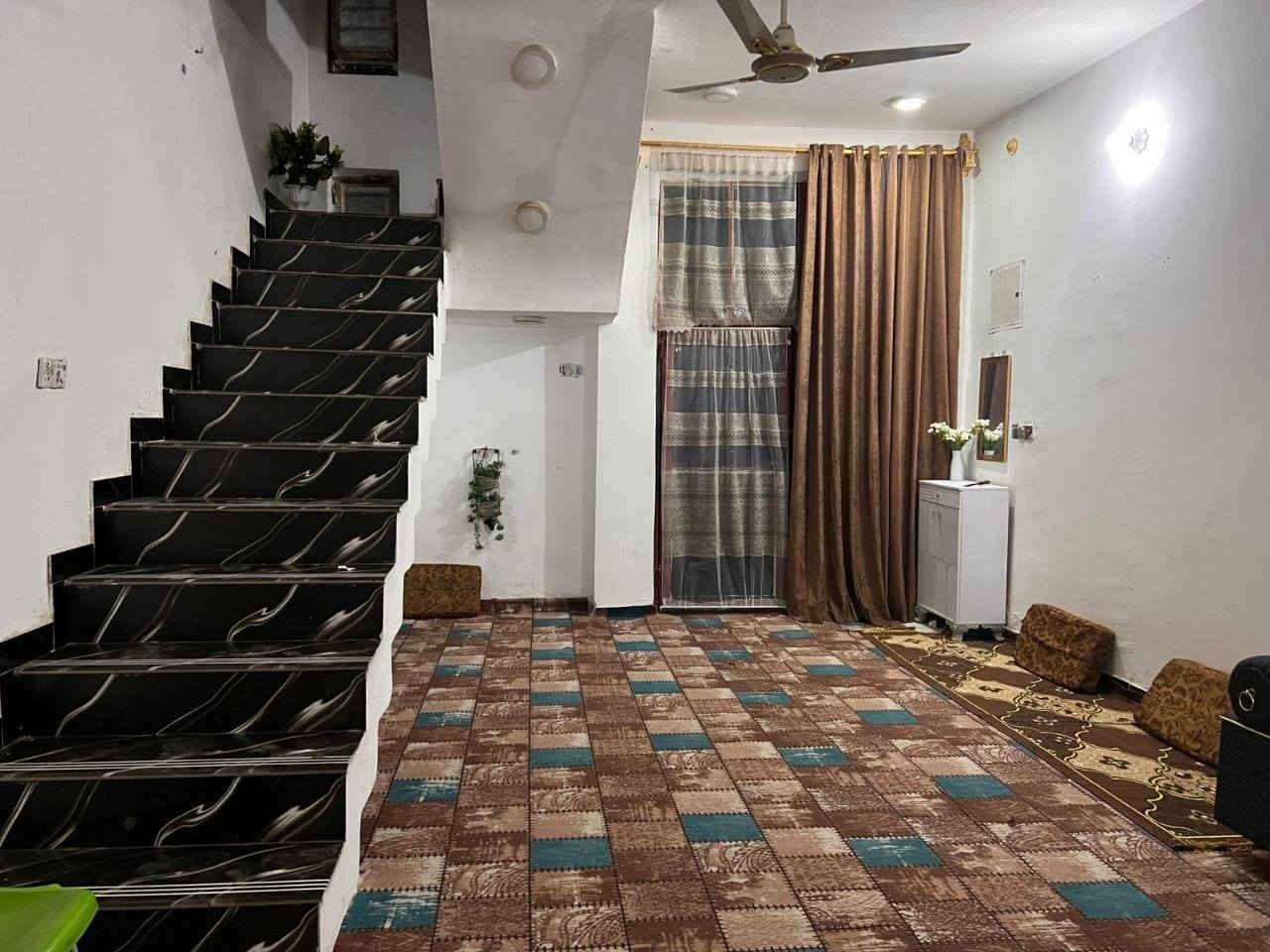 بيت للبيع رقمه 12634
طابقين في حي الباقر بمساحة 150م 
وجه 10م ونزال 15م
الطابق الاول
يحتوي على صالة 9.5 * 4
ديوانية 6*4
غرفة سويت 5*4
مطبخ بارد 4.5*3.5 + مطبخ حار
منور + حمامات داخلية + حمامات خارجية +طارمة + ممر بجانب البيت 
الطابق الثاني 
غرفة سويت 6*4
غرفة 3*3
صالة صغيرة 
+مخزن + سطح كبير
السعر (178)
***********
