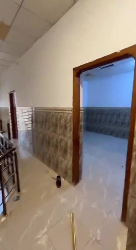 بيت للايجار في حي المهندسين طابقين قرب مدرسة اليمن السعيد استقبال 3منام صاله ومطبخ وصحيات مطلوب عائله صغيره السعر 800 للتواصل ***********
