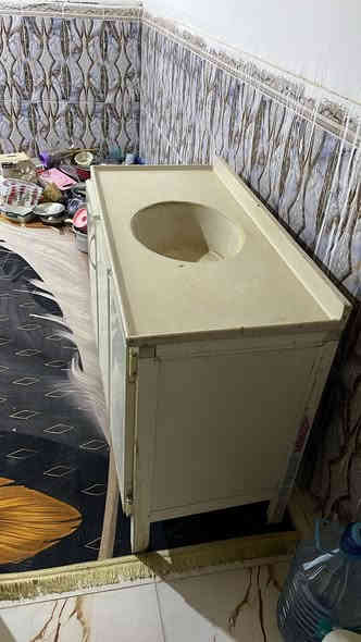 السلام عليكم 
كاونتر مع اغراضة كامل. من عود الاسنان لاكبر جدر و صينية 
كلهن 350 الف وبيهن مجال 
عنواني الزبير الدريهمية 
رقمي *********** 
بيع مستعجل
