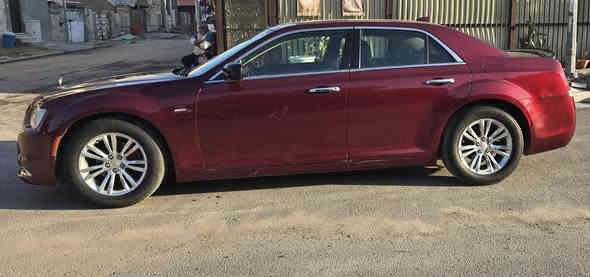 سلام عليكم 
كرايسلر اوباما c300
2016 
بدون ضرر بيهه فقط البابين اليمنه واليسره شويه بارد
فول موصفات 
بصمه تشغيل عن بعد 
بانوراما 
كشنات جلد
كشنات خلفي تدفئة امامي
كشنات خزن  كهرباء وبعد بيهه مواصفات 
محرك 3600  V6
السعر 235
العنوان حي القاهره
رقم الهاتف ***********
