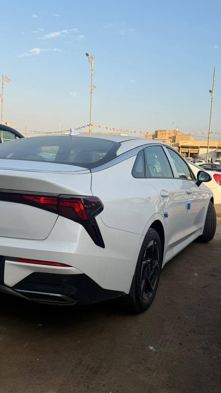 #مستخدم  
#السعر 225 $ معروض 
🔥 KIA K5 2025 🔥
🚘 مرقم أربيل🚘 
‼️ انتبه ‼️ 🔧 خاضعة للضمان لمدة خمس سنوات 
📃 اليكم التفاصيل الآتية 👇🏻
🚘 خليجي 
🚘 16 km ألف 
🚘 موديل 2025
⚙️ حجم المحرك 4Cylinder 2.5L 
⚙️ مرتبط بناقل حركة أوتو 8 نمر
🔑 مفتاح التشغيل بصمة  
🔑 تشغيل عن بعد 
🚗 دفع ثنائي FWD
‼️ اريل نفكيتر 
📍حساسات أمامية 
📍حساسات خلفية 
💡لايت زينون + LED 
🚘 دخول بصمة ذكي 
🛞 حجم الاطار 215/55R17
🛞 ويل كب 17
🛞 هاند بريك كهرباء
🛞 4 دسك
✨️ اشارة في المرايا الجانبية 
✨️ المرايا قابلة للطي كهرباء 
🎈عدد AIR BAG 2
🚗 ا ABS 
🖥 دشبول شاشة ديجيتال 
🖥 شاشة Apple Car play 
📷 كاميرا دوارة 
💡الانارة الداخلية LED  
🛣 مثبت السرعة Cruise 
🎶 المودات والاوامر الصوتية 
🎶 ا Bluetooth / T YPCE 
⚡️مخرج منفذ الطاقة 
🔍فحص نظام السيارة 
💺تتسع المقصورة ل 5 ركاب
💺المقاعد جلد 
💺حركة مقعد السائق كهرباء 
👶 مثبت مقعد الطفل ISOFIX 
❄️ تبريد شاشة لمس مناخين منفصلين 
❄️ قطعتين تبريد 
🚘 أوضاع القيادة Drive Mode 
🚘 أوتو هولد Auto Hold 
⛷️ نظام مانع الانزلاق 
🥤حاملات الأكواب 
🚘 تطعيم الدواخل ألمنيوم 
🦅معرض ألظلال المركزي 🦅

اي استفسار عن طريق الاتصال فقط غير متواجد ع الانترنت

واسط الصويرة شارع المعارض الرئيسي 

***********    واتساب

***********    واتساب
