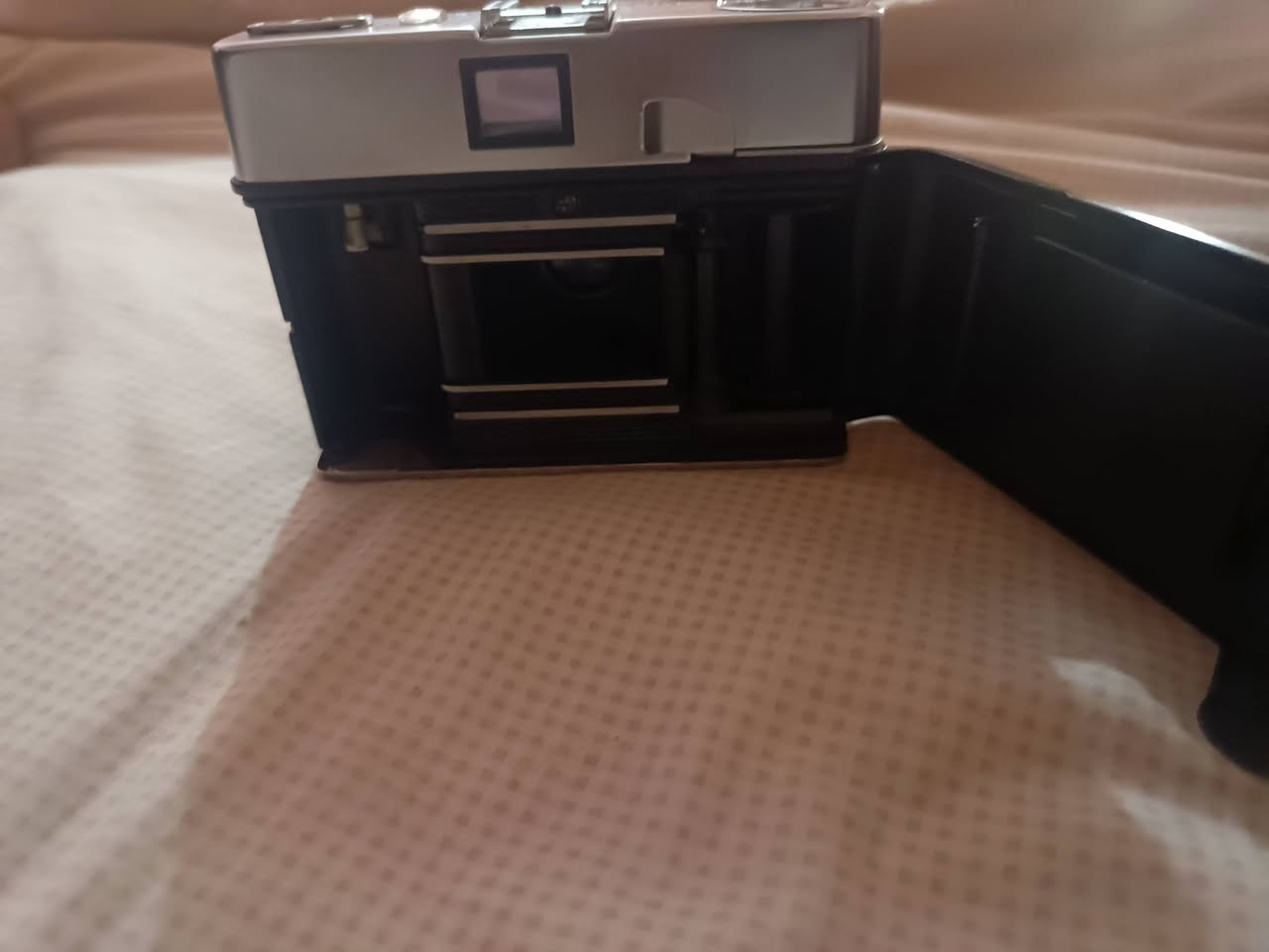 📷 للبيع كاميرا ألمانية كلاسيكية أصلية Zeiss Ikon Contessa LKE
كاميرا ألمانية أصلية من شركة Zeiss Ikon، موديل Contessa LKE، من خمسينيات القرن الماضي، بحالة جيدة جدًا بالنسبة لعمرها.
المواصفات:
عدسة أصلية Carl Zeiss Tessar 45mm f/2.8.
تعمل بأفلام 35mm.
مع الحقيبة الجلدية الأصلية.
مناسبة لهواة التصوير والكاميرات الكلاسيكية وهواة الاقتناء.
📍 الموقع: بغداد.
💰 السعر المطلوب: 150 (قابل للتفاوض بالمعقول).
للمهتمين، يرجى التواصل عبر *********** واتساب..
