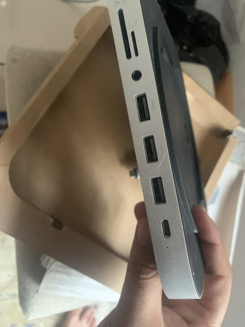 هذا الجهاز للي يخدمه ينطينه بي سعر قاعدة + موزع منافذ + مكان لتركيب SSD داخلي (NVMe)

يعني 3 وظائف بجهاز واحد
🧱 1. ستاند (قاعدة)
 • تحط فوقه جهازك مثل Mac Mini
 • يرفعه عن الأرض حتى:
 • يبرد أحسن ❄️
🔌 2. Hub (زيادة منافذ)
مثل ما شفنا:
 • USB (3 منافذ)
 • USB-C
 • مدخل SD / microSD
 • سماعة 🎧
🔸 مفيد إذا جهازك منافذه قليل
💾 3. مكان SSD داخلي (الميزة المهمة)

من الأسفل (الغطاء اللي بالصورة):
 • تفتح الغطاء
 • تركّب SSD نوع NVMe
 • يصير عندك مساحة تخزين إضافية سريعة جدًا

💡 يعني بدل هارد خارجي، يكون مخفي داخل القاعد


**إذا كنت صاحب هذا الإعلان وتريد حذفه لأي سبب، رجاءا أرسل رسالة إلى الدعم الفني**