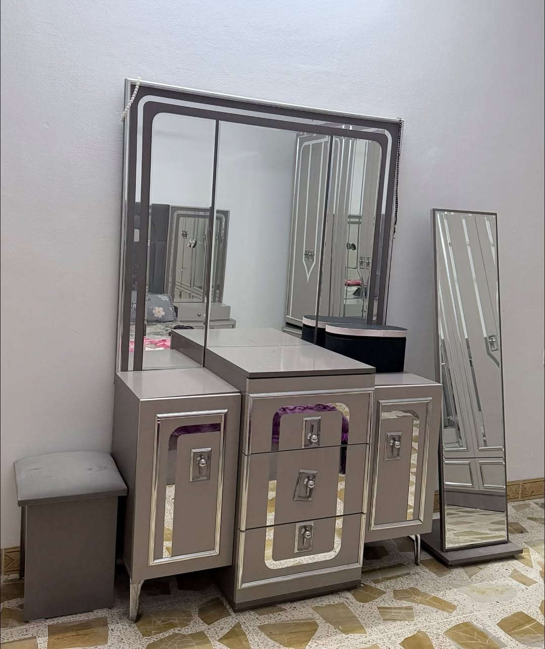 غرفة نوم ٧ قطع للبيع في كركوك 
مستخدمه مدة سنه واحدة 
خشب mdf تركي ضد الحرارة 
الأثاث كله بحالة جيدة إلا جرار الخزانه مفصوخ من المسمار بس اعادة تشكيل 
تحتوي على 
كومديات ٢ 
شازلون 
سرير 
كنتور ٤ أبواب 
كنتور ملحق 
ميز مراية
طابورية 
مراية  
ادراج عامودية عدد ٤ 

سعر العرض :    ١،٤٠٠،٠٠٠ دينار عراقي و قابل للتفاوض 
الاتصال على رقم : ***********

