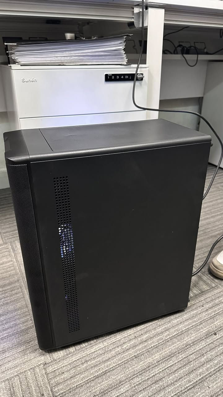 حاسبة ألعاب وتصميم (Workstation) للبيع
حاسبة بمواصفات مثالية للألعاب الثقيلة، المونتاج، وأعمال التصميم الاحترافية. الجهاز بحالة ممتازة ونظافة تامة.
 
المواصفات التقنية:
• المعالج (CPU): Intel Core i9-9900KF (معالج جبار للأداء العالي).
• كارت الشاشة (GPU): GIGABYTE RTX 2070 Super 8GB (أداء ممتاز في الألعاب والـ Rendering).
• الذاكرة (RAM): 32GB T-Force (سعة ضخمة للمهام المتعددة).
• اللوحة الأم (Motherboard): Z390 GAMING X (لوحة احترافية تدعم كسر السرعة).
• مزود الطاقة (PSU): 850W (قدرة عالية وكافية جداً للتطوير المستقبلي).
• الكيس (Case): Antec (تصميم عصري مع تهوية ممتازة وإضاءة RGB).
 
السعر قابل للتفاوض: 850,000 دينار عراقي.
 المكان: [ بغداد الكرادة خارج ]
 للتواصل والاستفسار: [***********]
