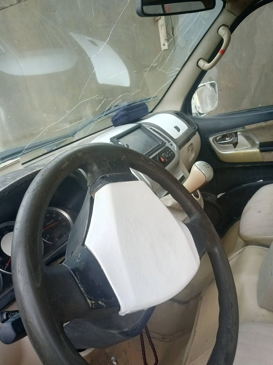 سلام عليكم
جنبي حرة مصفرة من كلشي مكينة جديد
موديل ١٥ بيها صبغ ابيع صبغ حزام ب٧٠ 
وبية مجال رقم صاحبها *********** رقم صاحبها بي وتساب فقط
