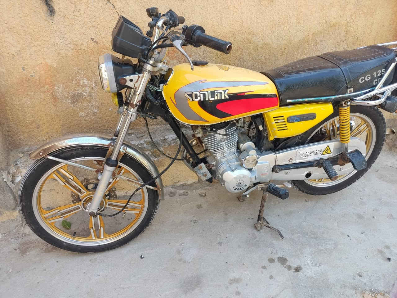 السلام عليكم دراجه للبيع سونك 22مامفتوحه اوراق سكنر نضيفه تواير جدد  ب650 لشراي يتصل ***********
