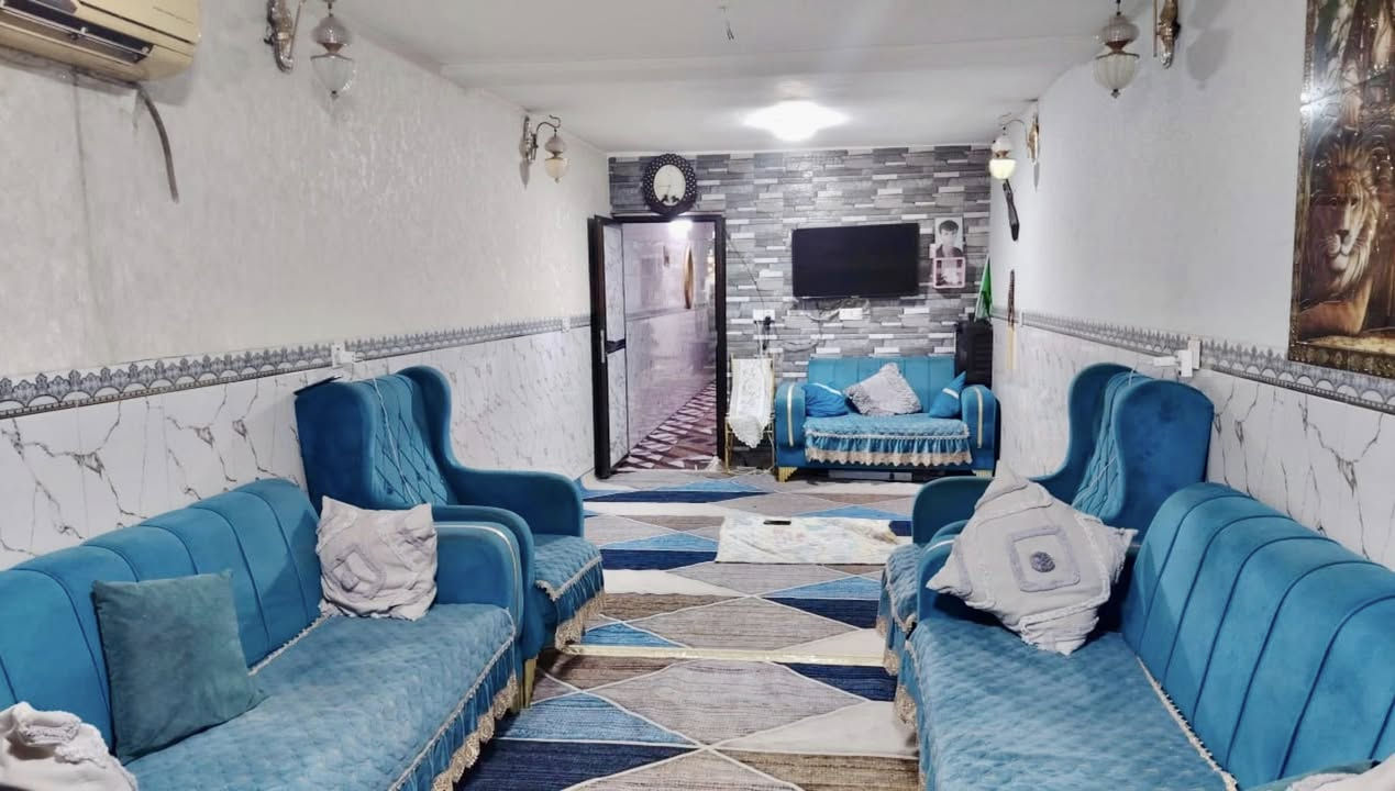 ملاحضه / العنده عقار 🏡#للبيــــــع ويريد يبيع #دزونه كافه التفاصيل العقار مع ذكر السعر وصور للعقار ورقم التلفون ☎️وان شاء الله باقرب وقت ينباع ان شاء الله🤲❤️
—————————————————————————

🔸 مشتمل للبيع طابو صرف مناسب جدا✅
 90متر  الواجهه 4 م والنزال 22،5 م 
بناء سنة 2020 تسليم🔑 درجه اولى كامل مكمل 

🔸الطابق1️⃣ كراج واستقبال ومطبخ حار وبارد وصحيات    
  وغرفه نوم جوه 
 الطابق…2️⃣ غرفتين نوم وصاله وبلكونه وصحيات كذالك                 الطابق ...3️⃣بيتونه وسطحين

 البناء كله ممتاز ودرجه اولى ونضيف مرتب 
🔸موقع الدار ممتاز جدا📍الشعب شارع الصحه منطقه الحزائر قرب المثلث (شارع عريض وتبليط حديث)

+مناسب لحك قبل لاينباع ملاحظه اذ تحب تاخذه وتستثمره اجره الك ب600الف ايجار سريع  
🔸السعر: 130 وقابل للتفاوض 

مكتب ابو علي الدراجي للعقار 🏛️
 الشعب-نهايت شارع الصحه-مقابيل كرزات ركن الصحه 
***********📞
***********📞 ‭
‭***********‬📞
