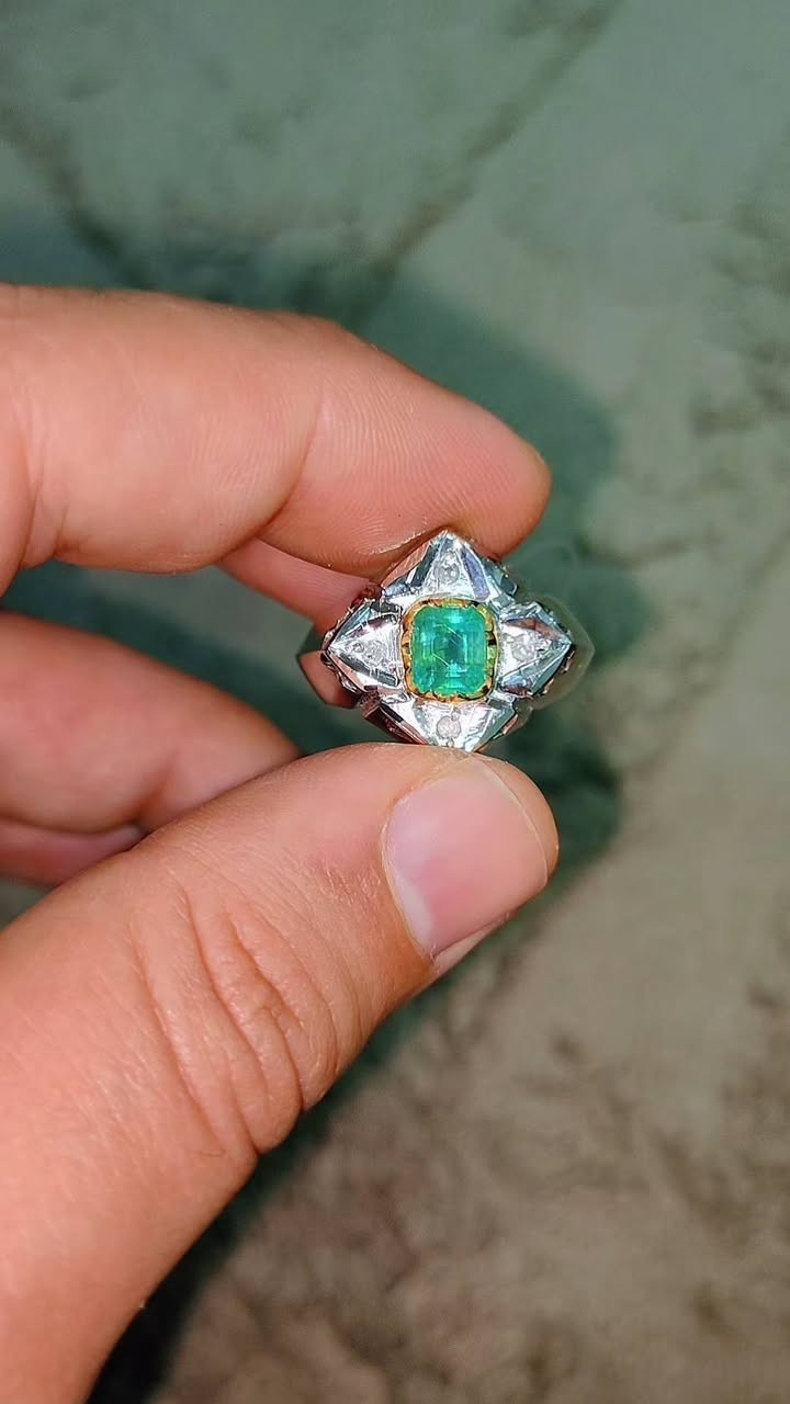 زمردة كولمبية ريحانية مطعمة 4 الماسات طلاء روديوم اغلى من الذهب لاعطاء الفضة لون براق وجميل


**إذا كنت صاحب هذا الإعلان وتريد حذفه لأي سبب، رجاءا أرسل رسالة إلى الدعم الفني**