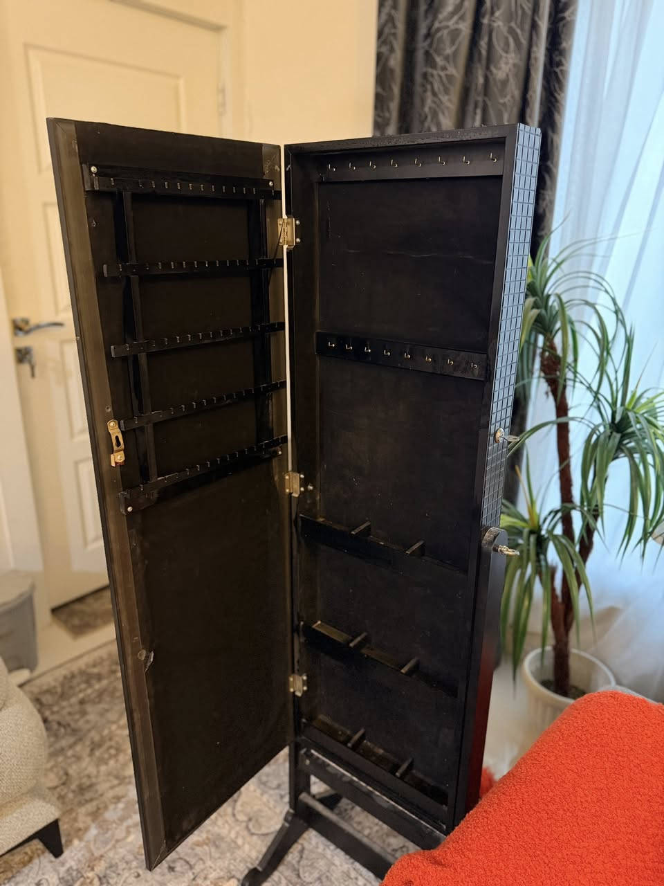 السلام عليكم غراضي كلها اشتريها من هوم سنتر الي بغداد كلها جديده وحديثه مابيهن اي ضرر 
مرايه بداخلها مخزن اكسسوارات 
ميز طعام نظيف وجديد ٦ كراسي الرجلين حديد والخشب الزان الاصلي مابي اي ضرر جديد هستوني ماخذته 
الشراي يدخل خاص مستعجلة ع بيعتهن


**إذا كنت صاحب هذا الإعلان وتريد حذفه لأي سبب، رجاءا أرسل رسالة إلى الدعم الفني**