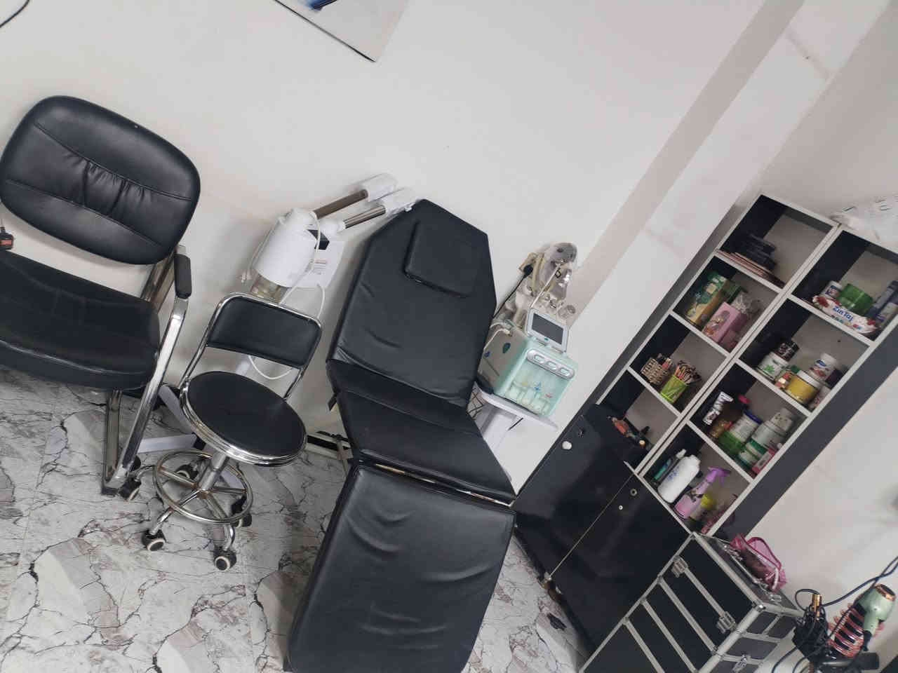 اغراض صالون للبيع. يَليق بِكِ
الجَمال

العنوان سبعة نيسان

او على الرقم ***********
