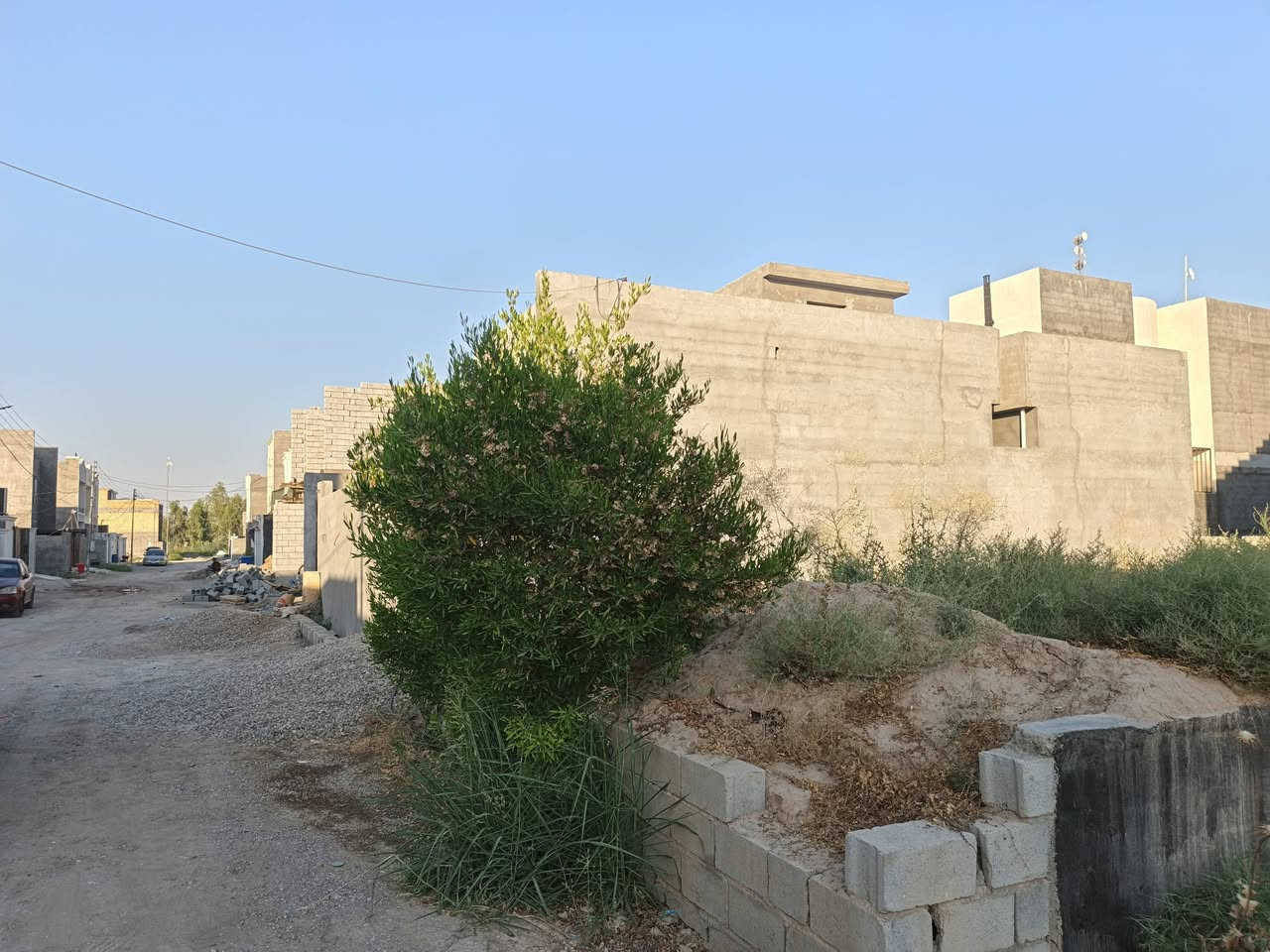 سلام عليكم 

يوجد للبيع بتلو في منطقة دور الزراعه الثالثة 
قاطع طارق العنبكي مساحة البتلو ١٨٠ م 
واجه ١٠ ونزال ١٨ مضمون الخريطة يحتوي على استقبال ومطبخ وغرفتين نوم ومنور وحديقه داخليه وحمامات عدد ٢ وكراج سياره 
ملاحظة/يتوفر كافت الخدمات من ماء وكهرباء ومجاري وشوارع مساحته ١٠ متر 
لتواصل ***********
