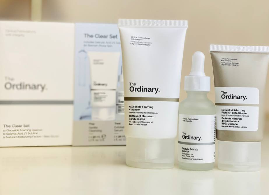 The Clear Set.The Ordinary
مجموعة ذا كلير سيت من اوردنري للعناية بالبشرة 

تتضمّن المجموعة :
● غسول جلوكوسايد الرغوي 50 مل
● سيروم حمض الساليسيليك 2٪ 30 مل
● مرطب+ بيتا جلوكان 50 مل

. غسول جلوكوسايد الرغوي الذي يُشبه الجـِل ويساعد بشكل فعال على إزالة الأوساخ والشوائب الناتجة عن العوامل البيئية. يُراعي غسول جلوكوسايد الرغوي البشرة الرقيقة، حتى بشرة الأطفال الرُضّع.
 سيروم الساليسيليك 2٪ - وهو عبارة عن سيروم مائي يحتوي على تركيز مثالي من حمض الساليسيليك الذي يستهدف القوام غير المتناسق ويزيل خلايا الجلد الميتة التي يمكن أن تسد المسام. 
. "بيتا جلوكان" هي مُرطب جل خفيف الوزن يُوفر ترطيبًا طوال اليوم بعد استخدامٍ واحد. إنه يتكون من عوامل ترطيب طبيعية والبيتا جلوكان والسيراميد ويعمل على تقوية حاجز البشرة. "

المنشأ / أمريكـا 

السعر 22 الف وتوصيل 4 الاف 
@إشارة


**إذا كنت صاحب هذا الإعلان وتريد حذفه لأي سبب، رجاءا أرسل رسالة إلى الدعم الفني**