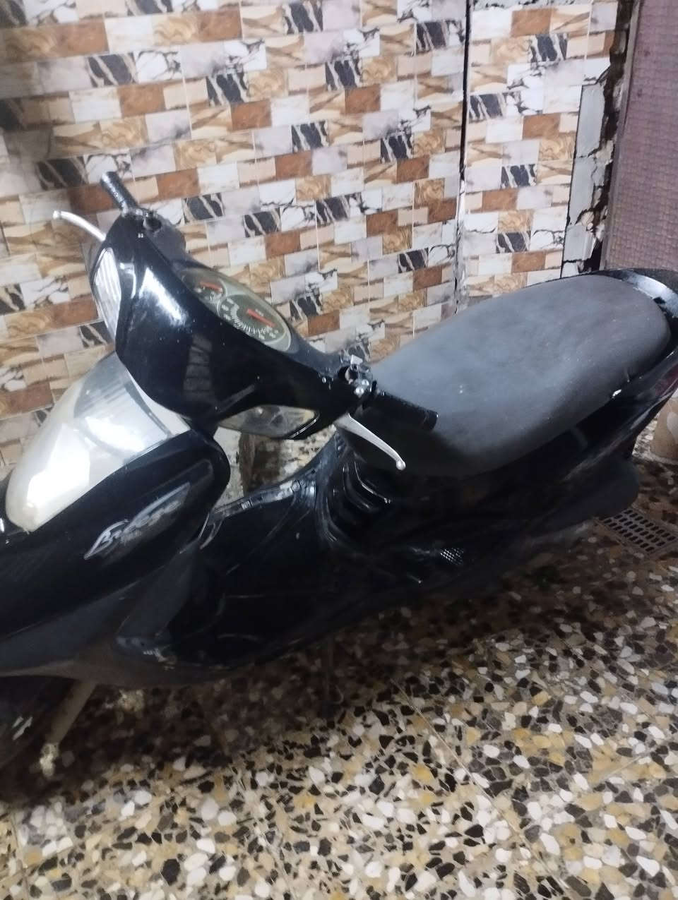 دراجه بريز لايت جوه كابريتر 
كهربائيت شغاله سلف وهند دراجه مرتبهب400مكان مديينه الصدررقم***********
