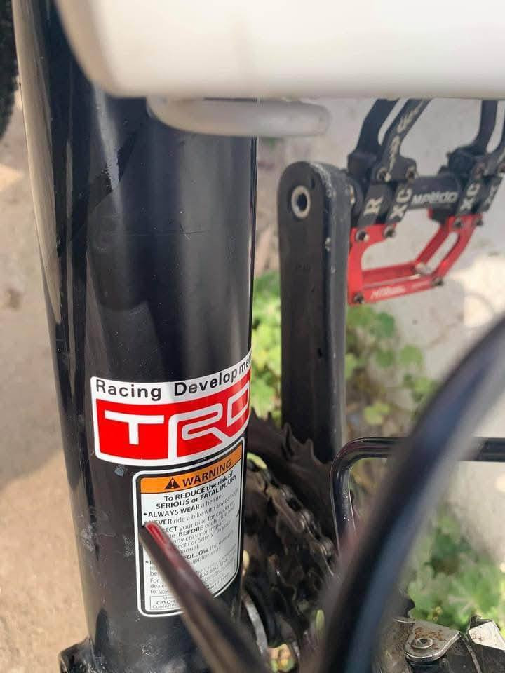 ​الماركة: كانونديل (Cannondale)، وهي علامة تجارية أمريكية رائدة ومعروفة بجودة هياكلها.
الطراز: F5 (سلسلة F)، وهي دراجة جبلية مصممة للأداء الرياضي على الطرق الوعرة واليومية.

​2. الحجم (Size)

​حجم العجلات: يظهر من الصورة "136978.jpg" أن الدراجة تعتمد على عجلات بحجم 26 إنش، وهو الحجم الكلاسيكي لدراجات الجبل التي توفر تحكماً عالياً وسهولة في المناورة.

​حجم الهيكل: الهيكل يبدو من القياسات المتوسطة (Medium)، وهو مناسب للأطوال التي تتراوح غالباً بين 165 سم إلى 178 سم تقريباً.

​3. المواصفات الفنية (Specifications)

​مادة الهيكل: ألمنيوم خفيف الوزن وعالي القوة (تبدو اللحامات واضحة بأسلوب كانونديل المميز).

​نظام التعليق (المساعدات): مساعد أمامي (Front Fork) لامتصاص الصدمات.

​المكابح: ديسك بريك (Disc Brakes) ميكانيكي يوفر أداءً ممتازاً في الأجواء الرطبة والترابية.

​مجموعة السرعات: 

​ناقل حركة خلفي وأمامي متعدد السرعات.

​أذرع التدوير (Cranks) من نوع Truvativ.

​الإطارات: إطارات جبلية بنقشة خشنة لتوفير الثبات على الأراضي الرملية والصخرية.

​الماركة: كانونديل (Cannondale)، وهي علامة تجارية أمريكية رائدة ومعروفة بجودة هياكلها.
السعر ٦٠٠$ الاتصال على الرقم
***********
