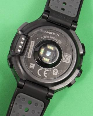 تتميز ساعة Garmin Forerunner 235 بمواصفات تقنية متوازنة تجعلها مثالية للرياضيين، خاصة العدائين، حيث تجمع بين خفة الوزن ودقة التتبع الرياضي.
Garmin Malaysia
Garmin Malaysia
 +1
إليك تفاصيل مواصفاتها وفقاً لموقع Garmin الرسمي ومنصة Amazon: 
Garmin
Garmin
 +1
التصميم والشاشة
الأبعاد الفيزيائية: 45 × 45 × 11.7 ملم.
الوزن: خفيفة جداً بوزن 42 غراماً فقط.
نوع الشاشة: شاشة ملونة بتقنية (MIP) قابلة للقراءة تحت ضوء الشمس المباشر.
حجم الشاشة: قطرها 1.23 بوصة (31.1 ملم) وبدقة 215 × 180 بكسل.
المواد: الهيكل والإطار من البوليمر المعزز بالألياف، مع حزام من السيليكون المريح والعدسة من الزجاج المقوى كيميائياً. 
Garmin
Garmin
 +4
البطارية والأداء
وضع الساعة الذكية: تصل إلى 9 أيام (مع تتبع النشاط والإشعارات ونبضات القلب).
وضع التدريب (GPS): 
 تشغيل نظامي GPS و GLONASS معاً.
الذاكرة: تخزن ما يصل إلى 200 ساعة من بيانات الأنشطة الرياضية. 
Garmin International
Garmin International
 +5
الحساسات والتتبع الرياضي
معدل ضربات القلب: مستشعر بصري مدمج (Garmin Elevate) يقيس النبض من المعصم على مدار الساعة.
أنظمة الملاحة: تدعم GPS و GLONASS لتحديد الموقع بدقة وسرعة عالية.
مقاومة الماء: تصنيف 5 ATM، مما يعني أنها مقاومة للضغط حتى عمق 50 متراً ومناسبة للسباحة والاستحمام.
مؤشرات متقدمة: تحسب الحد الأقصى لاستهلاك الأكسجين (VO2 Max)، ومستشار التعافي، وتوقع أزمنة السباقات. 
Amazon UK
Amazon UK
 +6
الميزات الذكية والاتصال
الإشعارات: عرض تنبيهات المكالمات، الرسائل، وتطبيقات التواصل الاجتماعي عند الاقتران بالهاتف.
تطبيقات Connect IQ: تتيح تخصيص الساعة عبر تحميل واجهات جديدة، أدوات، وتطبيقات إضافية من متجر جارمين.
التحكم بالموسيقى: تتيح التحكم في مشغل الموسيقى بالهاتف (مثل Spotify) من خلال أزرار الساعة.
التوافق: متوافقة مع هواتف iPhone و Android عبر تطبيق Garmin Connect. 
السعر 140


**إذا كنت صاحب هذا الإعلان وتريد حذفه لأي سبب، رجاءا أرسل رسالة إلى الدعم الفني**