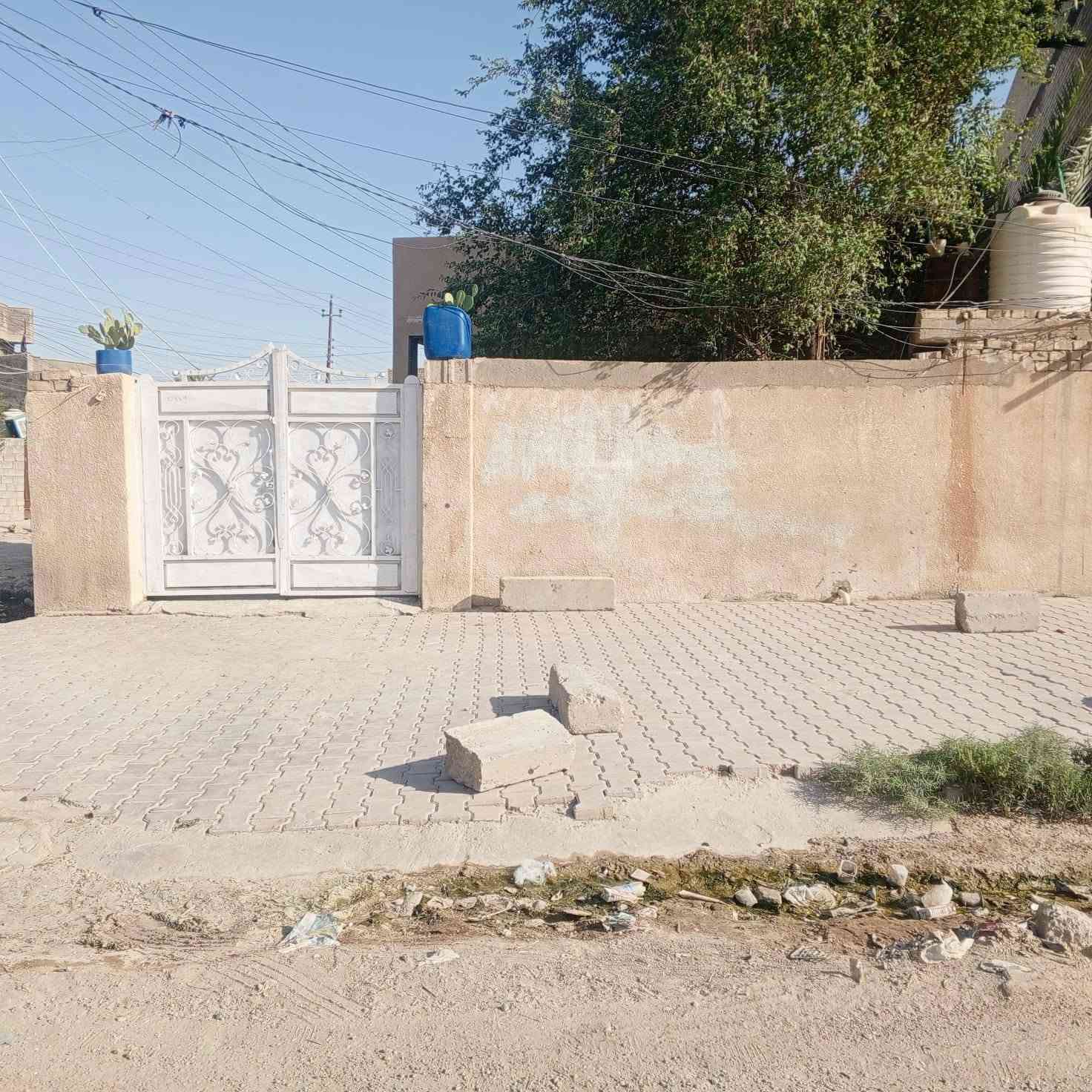 بيت للبيع بل5الاف عل برة مقابيل الملعب قرب مدرسة سلمان محمدي ***********
