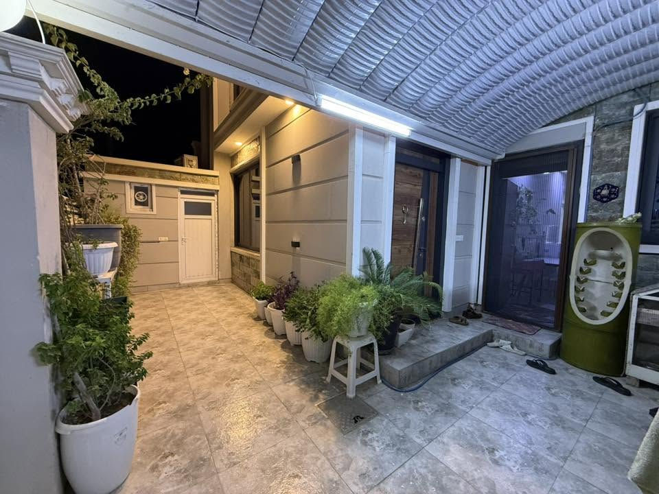 � بيت للبيع في موقع مميز – مجمع أورانوس السكني 🏡
فرصة مميزة لامتلاك منزل بناء شخصي بمواصفات عالية الجودة وفي موقع ممتاز داخل مجمع أورانوس بالواجهه اول فرع .

✅ المساحة والواجهة:

* واجهة 150 م².
* سند ملك صرف.
* مقابل المنزل حديقة بمساحة 320 م²، مسيجة بالكامل ومصروف عليها بشكل ممتاز.

✅ مواصفات البناء:

* بناء شخصي درجة أولى.
* واجهة حديثة مغلفة بالفلين والحجر.
* جميع الشبابيك ألمنيوم دبل جام (Double Glass).

✅ محتويات الطابق الأرضي:

* استقبال كبير.
* هول داخلي.
* غرفة نوم.
* مطبخ.
* مجمع صحيات كامل.

✅ محتويات الطابق الأول:

* 3 غرف نوم.
* هول داخلي.
* مجمع صحيات كامل.
* بيتونة كبيرة.

⭐ ملاحظة مهمة:
المنزل بناء شخصي وليس منازل المجمعات الجاهزة، وتم تنفيذه بمواد إنشائية وتشطيبات من الدرجة الأولى مع الاهتمام بأدق التفاصيل.

💰 السعر: 168 مليون دينار عراقي
والسعر قابل للتفاوض بالمعقول .

📞 للاستفسار والمعاينة:
***********

🌟 منزل متكامل بموقع هادئ ومميز، يقابله فضاء وحديقة واسعة تمنحه إطلالة جميلة وراحة إضافية للسكن. �
