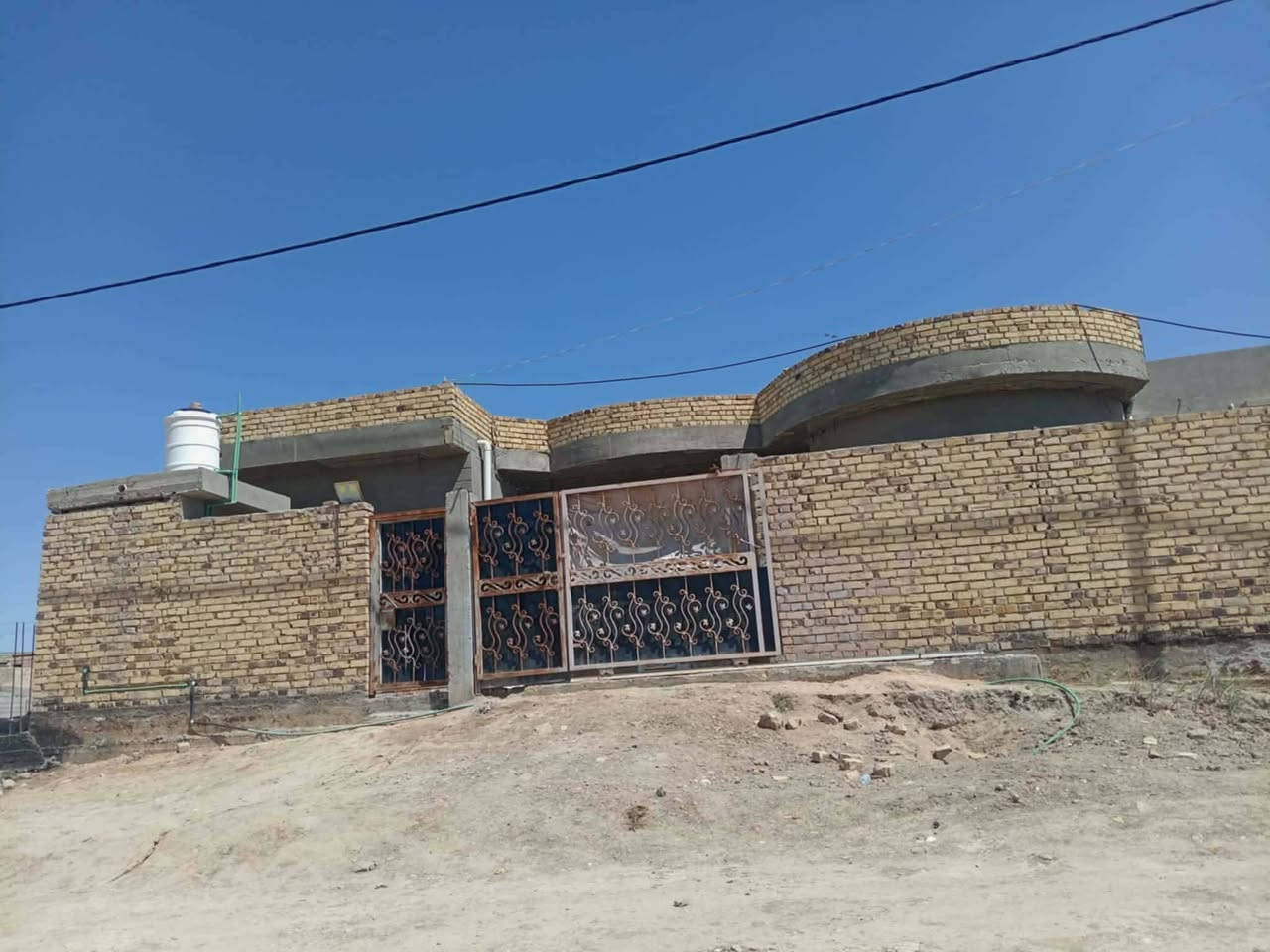 السلام عليكم بيت للبيع في حي الحرية الثالثة هور الجبور الدغاره بشارع الطاقه الكرهباء الجديده ٣٠٠ متر بنيان ٢٠٢٤ حديث كامل مكمل بي ٤غرف نوم وصاله كبيره وراني مطبغ حار بارد جاهز من كلشي للاستفسار الاتصال على الرقم *********** على وتساب

