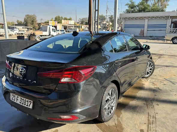 سلام عليكم عندي النترا 2020 مثل ما موضح بلصور شلون نضيفه وحادثها سطحي الباب ماشيه 61 الف ميل السياره كيرها محور من CVT الى AT مرغوب مواصفات SE المعروفه للستفسار *********** بغداد
