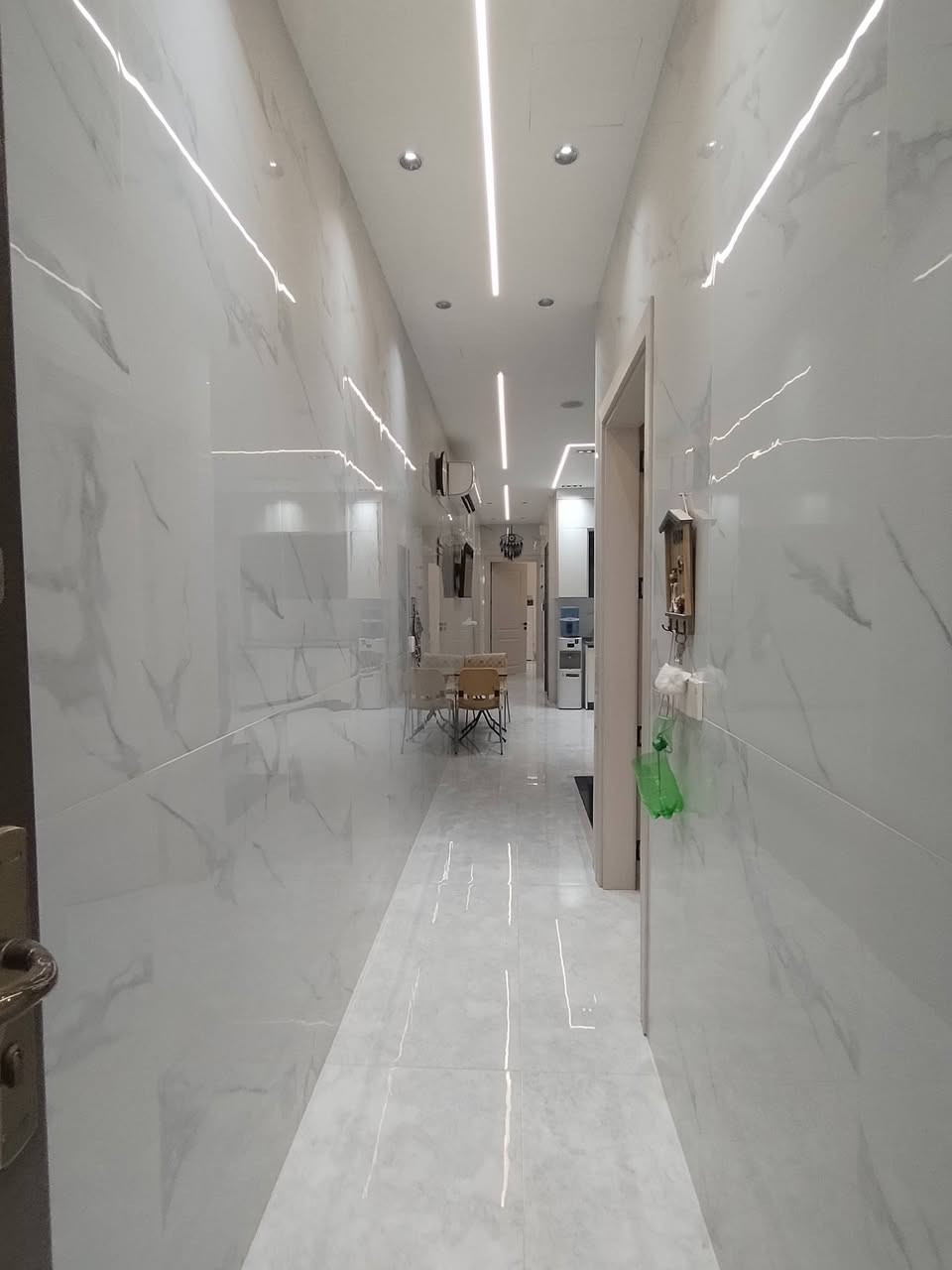 🔴 دار للبيع 🏘🔑🔑FOR SALE 

🔴الموقع👀حي الفلاح الثانية خلف دائرة المرور

🔴 ملك صرف طابو الزهور

🔴مساحة الدار ( 100 ) متر

🔴الواجهة (5)  متر

🔴 طابقين بناء حديث 2024

🔴الطابق الأول يتكون من غرفة نوم وهول واستقبال ومطبخ وصحيات.. 

🔴 الطابق الثاني يتكون من غرفتين نوم وهول وصحيات وبيتونه وسطح عدد 2

🔴 يحتوي الدار ع نظام سبالات وكاميرات وستلايت وغسالات تبريد مركزي .. 

🔴للأستفسار عن عروضنا العقارية المتميزة وأسعارها ⤵️مراجعة

          🎖 فنر للعقارات 🎖
     

🔴العراق↔️الموصل↔️ حي الاخاء سايدين كنيسة تايتنك مقابل البسة الأصدقاء أو ألتواصل معنآ ⤵️على الارقام
☎️(***********) ابو حسن
☎️(***********) ابو حسن
☎️(***********) ابو عماد 
☎️(***********) ابو عماد
