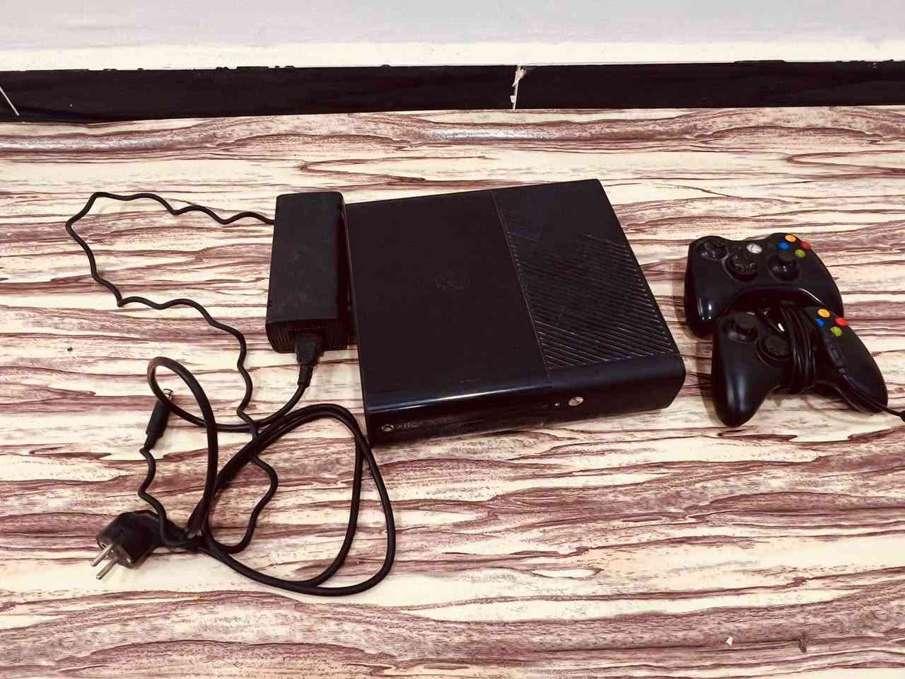 جهاز اكس بوكس 360 سوبر سلم 
جهاز شغال و نظيف 
كامل ملحقات  وياه يدات 2 بس 1 تشتغل 
السعر 125 
الارقم ***********
