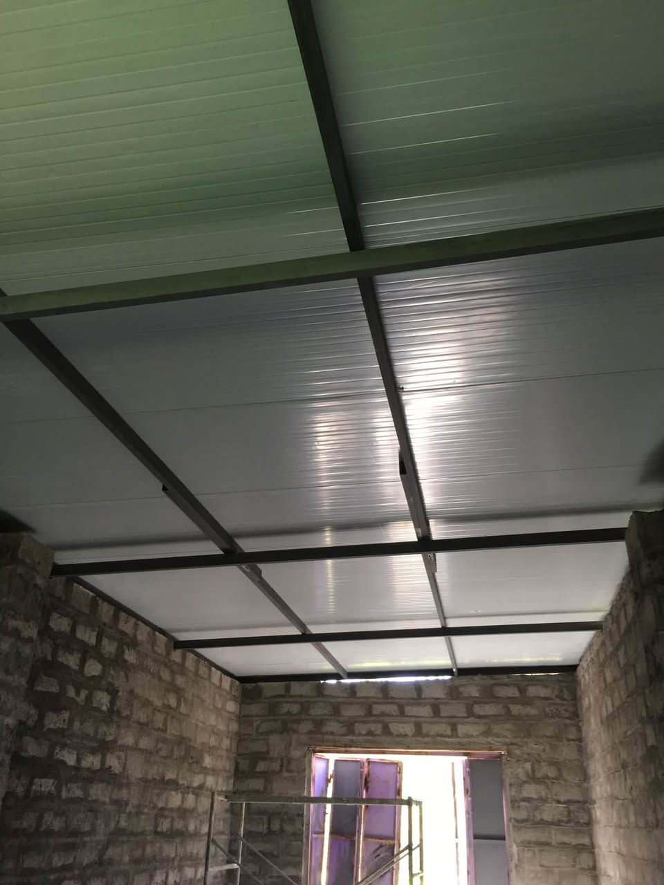 تم بفضل الله انشاء سقف مخزن من سندويج بنل طول١١ متر والعرض٦ متر في هيت عميره بسعر المتر ٢٢ الف اتصال***********
