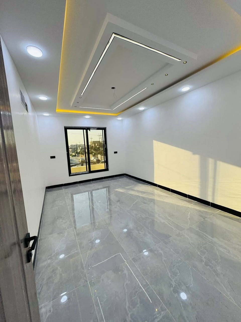 مكتب_الرواسي_للعقارات 
•بيتين للبيع في حي السكر على شارع 20 متر 
•المساحة 155 متر الواجهة 7 ونص لكل بيت 
• طابقين بناء حديث فول استلام فوري/ شارع تبليط بعرض 20متر 

•الطابق الاول : غرفتين نوم مع هول واستقبال ومطبخ وصحيات
•الطابق الثاني : اربعة غرف نوم مع هول وصحيات 

🌍الموقع  مميز : حي السكر قرب سوق السكر على شارع 20م
📃 سند سكني ملك صرف / شرط القرار التمليك  والتحويل 

للإستفسار مراجعة المكتب او الاتصال على الأرقام التالية   عمار العبيدي   

***********

*********** واتساب

  ايمن   

 ‏‪0750 214 4093‬‏    ‏

‏‪0775 630 2993‬‏ واتساب

   اوس 

‏ ‭0770 287 3744

‏  ‬ ‭0750 219 5078‬    

ابو سند 

‭0 775 714 2899‬

عنوان المكتب حي النور سايدين دانية ماركت مقابل افران الرائد   #الرواسي_للعقار
