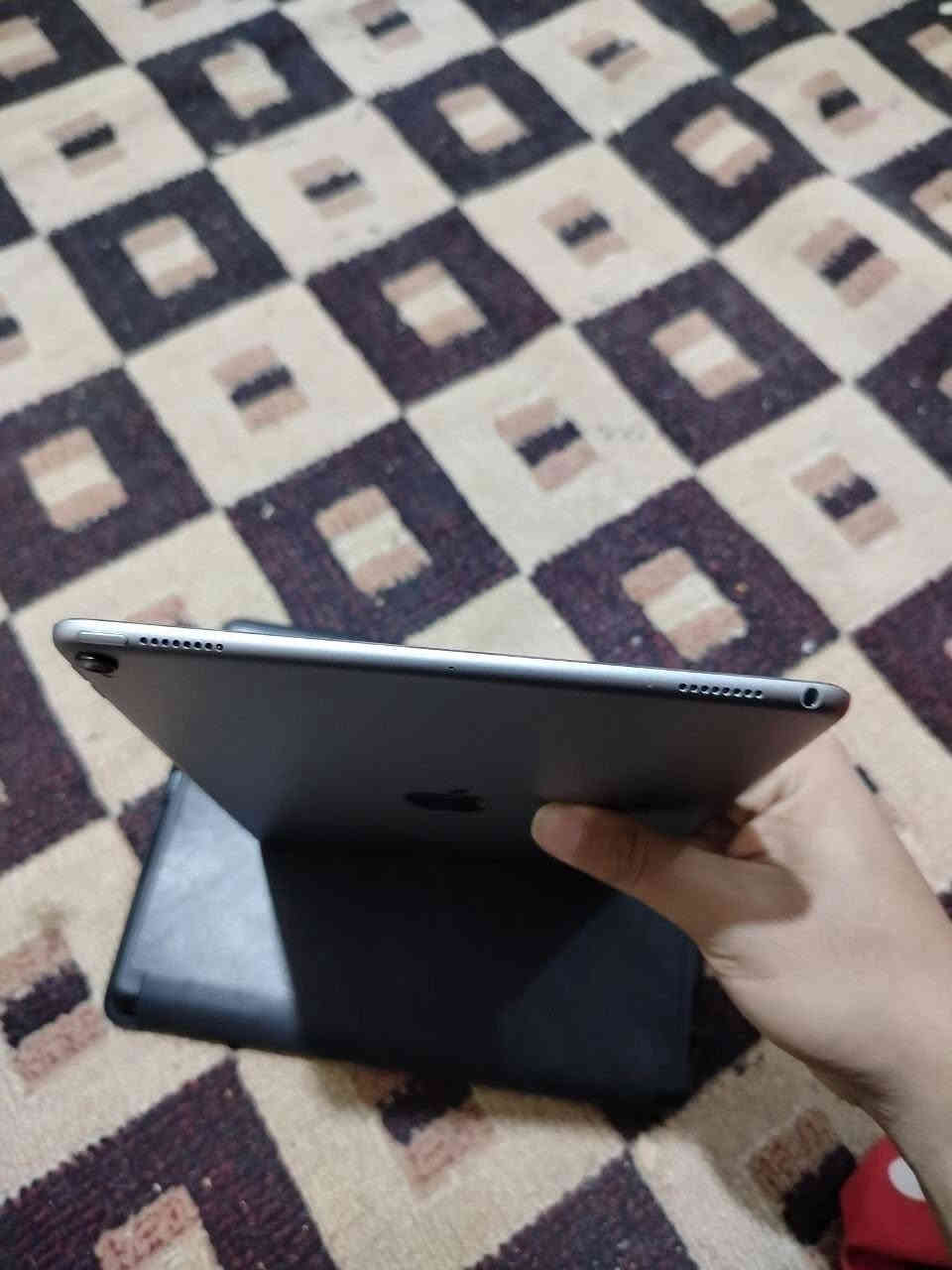 سلام عليكم ايباد برو 2017 ايباد اخو الجديد نضافته 100‎%‎ ايباد مشتري صالي شهرين وخير من الله الايباد كما موضح نضافه وزلغ مابي شرط تجي تفحص وتترحملي 
الذاكرة عملاقة =256
النضافة 100‎%‎ 
دقة الشاشة =120 هرتز حاله حال 13 و14 برو ماكس
ما مبدل بي اي قطعة وتفحص حاسبه اذا تريد 
السعر 240 الف وبي مجال للطيبين وحك الجيه 
العنوان =البصرة ابي الخصيب محيلة 
رقم الهاتف واتساب ***********
