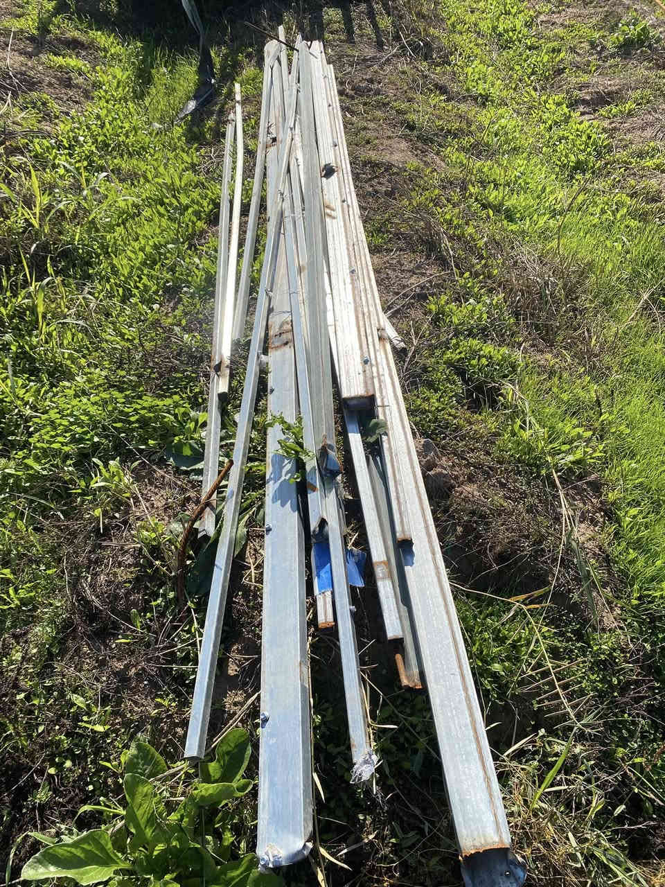 السلام عليكم حديد للبيع ع متر أبيع المغلون المتر ب2الف والعادي متر بألف ونص والرفيع المتر بألف والي يأخذهن شلع بيهن مجال ***********واتساب واتصال
