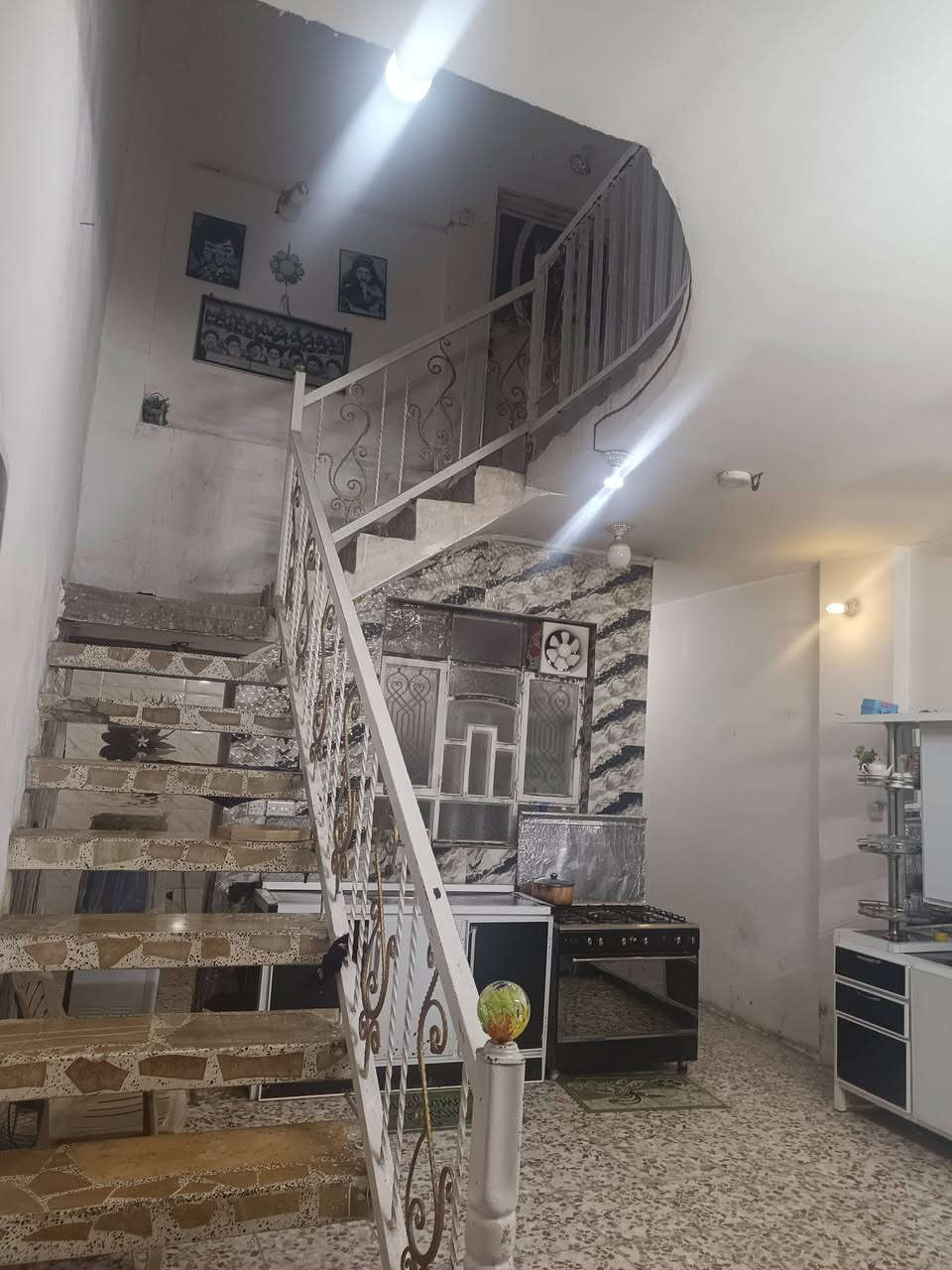 دار للبيع مساحه 100 متر سبع قصور شارع أبو احمد طابق ونص الفرع عرضه 10 البيت واجه 5 ونزال 20  الطابق الثاني صاله وغرفة نوم سويت ***********
