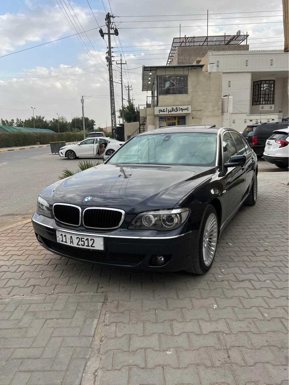 السلام عليكم BMW باخرة خليجي 2007 باب طويل فول مواصفات لون حبري طوخ على سواد كلش حلو السيارة كفالة من الضربة والطخة صبغتهة جمالية بسبب الجراد وعندي فديو قبل الصبغ رقم بغداد مميز بسمي شخصياً وهزة جديدة ثاني يوم حول حجم 730 مكينة كير مكفول كهربائيات سبانة ما ممدوة عليهة وماشية قليل 190 كيلو وبالخير على الصير من نصيبة 
رقمي ***********
مكاني بصرة البصرة, العراق
