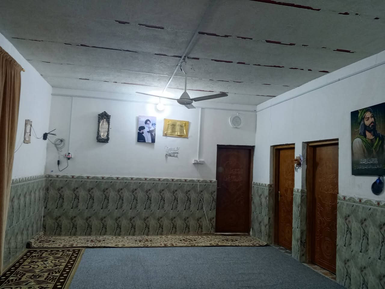 السلام عليكم بيت للبيع البصره الهارثه مقابل الطاقة الكهربائية مقابل مدرسه سيف الكرار 
البيت  صفحت الحواسم 
البيت متكون من 3غرف نوم كبار 
معا استقبال كبير 
ومطبخ فقط سندويج فقط 
معا ديوانيه خارجيه 
البيت كله سراميك ومخمر ابيض 
مرتب ونظيف وجاهز للسكن 
البيت كله عكاده فقط المطبخ سندويج 
البيت حواسم منطقه كامله 
السعر 35وبي مجال للشراي يجي يشوفه ويدلل 
رقمي ***********
