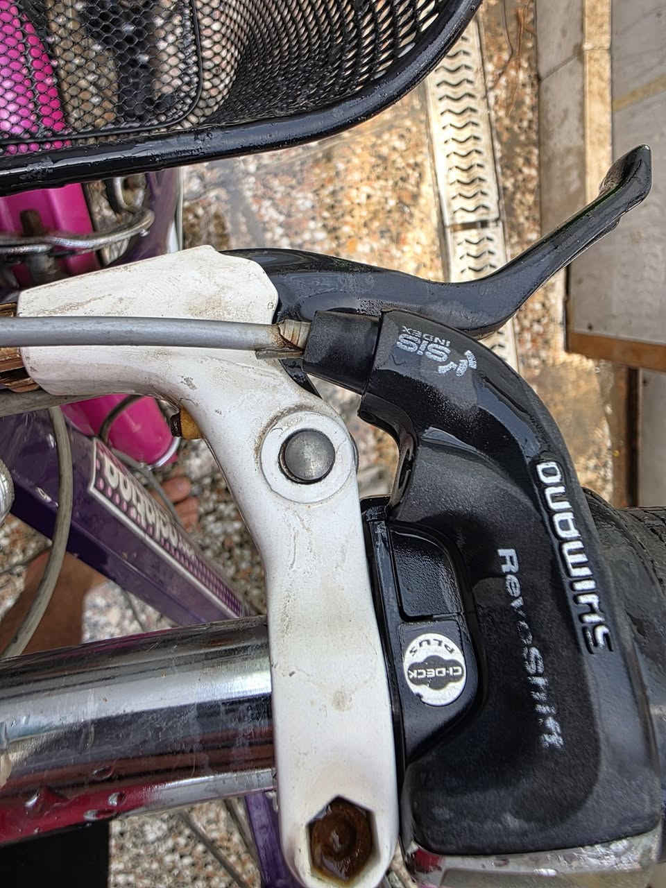 اصلي بالة كير ياباني 6 سرعات نوع شيمانو (Shimano) والعكرب شيمانو (Shimano)
والبريك فلنجة ولايت داينمو 
البايسكل حجم 24
السعر جدا مناسب
*********** واتساب
