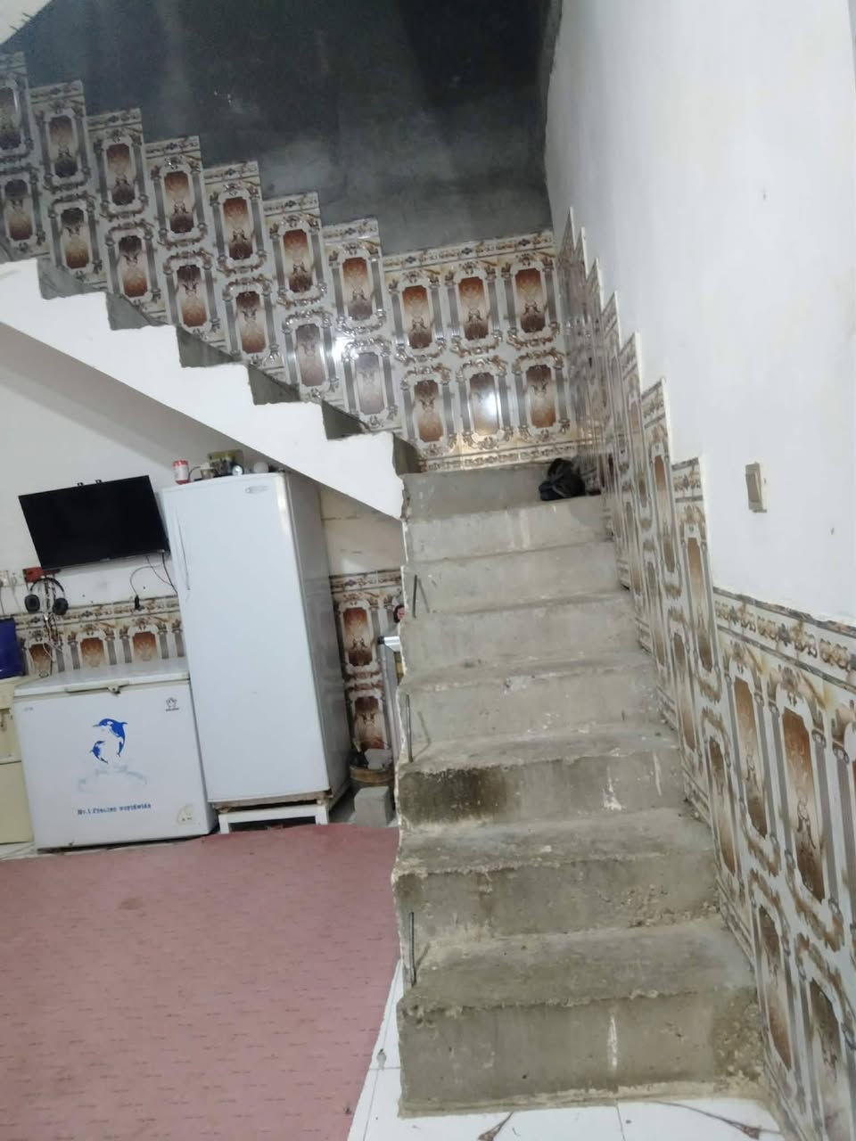 سلام عليكم مشتمل  للبيع  في حي الامام رضا قرب مركز صحي (مستوصف) مجاور مجمع ابن طعمه يوجد خدمات ماء كهرباء انترنيت ضوئي +تبليط ومقرنص طابق الاول كامل طابق ثاني عوزه لبخ وبياض فقط ويوجد مدارس عدد (6) قريبه ابتدائيه للبنين وللبنات ومتوسطه للبنين وللبنات واعدايه للبنين وللبنات و مدرسه صينيه كامله 
وقبل مراوس ب قطعه مساحه 200م في فلاحيه حي الامام رضا حي جامعه حي سياسين لل استفسار ***********واتساب وشكرا لكم...
