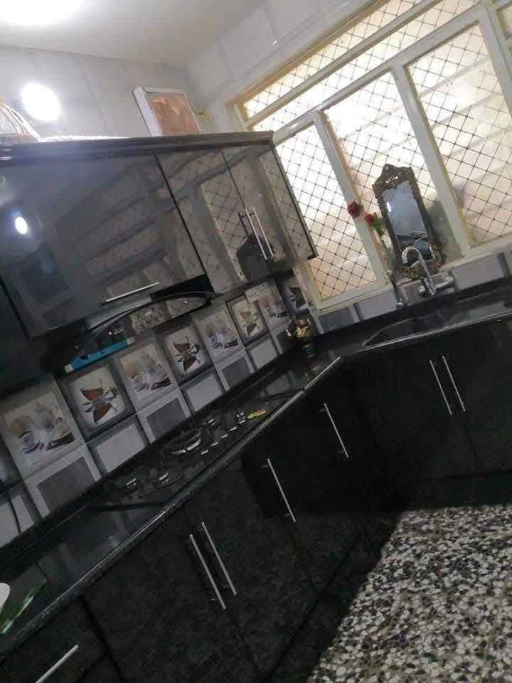 الزعفرانية / شارع الزوراء
بيت للبيع طابو زراعي سند 25 مساحة ٨٠ متر 3 طوابق 
 
الطابق الاول يحتوي على استقبال وممر ومطبخ مفتوح وحمام بالاخير مع منور
 والطابق الثاني غرفتين 
والطابق الثالث غرفه وبيتونه نقص بياض فقط
 وقريب علتبليط 100 متر عن الشارع 
سحب مولد وخط كهرباء وطني وماء ومجاري
***********
