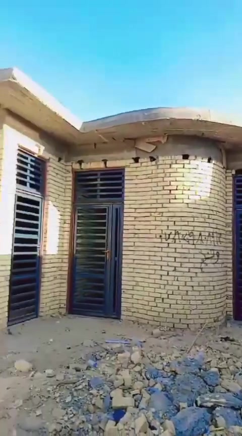 السلام عليكم متاح بيت هيكل بعده مساحه 330زراعي مكانه بالسبل الثانيه مكانه ع الشارع كلش لتبليط بالباب غرفتين وصاله حمامات داخلي وخارجي استقبال مطبخ ومناور سعره 50وبي مجال بسيط***********
