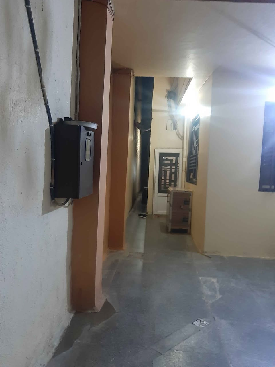 بيت للبيع المساحه 220 طابق واحد غرفتين نوم وصالة ومطبخ وحمام خارجي وحمام داخلي وهول واستقبال وصالة داخليه وكراج كبير ومخزن عل السطح 
للأستفسار الأتصال عل الرقم *********** كربلاء, العراق
