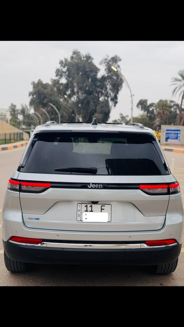 Jeep (4xe ) 2024🔥♥️
المحُرك : 2000 تيربو +هايبرد + كهرباء 
العداد 50 الف مايل 
مقاعد : 5 راكب 
رقم : بغداد الرقم ألجديد
لون : رصاصي

🟪ســعــر👾 ::  الــرد تلقائي 📩 

فول موصفات اعلى شيء 1/1 
دفع رباعي 4x4
  قيادة ذاتية عند المنعطفات.
  رادار امامي مع مانع تصادم .
  .
  تحذير الخروج عن المسار .
  مستشعر نوم السائق مع نظام التوقف الآلي
  تحذير النقطة عمياء ٥ .
  نظام تحذير عند التقاطعات.
  نظام تحذير عند تجاوز السرعة المحددة.
  نظام تقليل الضجيح داخل المقصورة.
  إنارة محيطية.
  شاحن موبايل وايرلس.
  تعديل وضعيات مقود السائق كهربائيا.
  مرايا تعتيم ذاتي.
  المرايا الجانبية قابلة للطي كهربائيا
مرايا الجانبية فاد
ظام الصوت من ماكنتوش مع 19 سماعة.
ويل قياس ٢٠ انج .
* سقف بانوراما .
  شاشه كبيرة 10.1 انج .
  شاشة للراكب الأمامي .
  نظام الخرائط (GPS) .
  عرض خرائط الطريق على لوحة القيادة.
  لوحة القيادة بقياس 12 أنج.
  4 كاميرات خارجية مع بخاخات ماء للتنظيف.
  المصابيح الأمامية زنون .
  كشافات الضباب زنون .
  دخول ذكي.
  بصمة على 5 ابواب للدخول الذكي.
  تشغيل عن بعد .
  الصندوق الخلفيي كهربائي .
  فتح الصندوق الخلفي مع حركة القدم.
أقل
  اضافات من الخشب الطبيعي للمقصورة الداخلية.
  ذاكرة لحفظ وضعيات الجلوس للمقاعد الأمامية
  مساج للمقاعد الامامية .
  المقاعد الأمامية كهربائية .
  المقاعد الأمامية تبريد وتدفئة .
  المقاعد الخلفية تدفئة وتبريد .
  انارة داخلية LED متعددة الالوان .
  حساسات امامية وخلفية .
  5 راكب .
  مكيف خلفي مع وحدة تحكم منفصلة .
  تدفئة مقود القيادة.
  مانع تصادم خلفي .
  بلوتوث وكاربلاي  .
  محدد سرعة .
  نظام التشغيل والاطفاء الاوتوماتيكي 
  تدفئة مقود القيادة.
  مانع تصادم خلفي .
  بلوتوث تلفون .
  محدد سرعة .
  نظام التشغيل والاطفاء الاوتوماتيكي .
  نظام بريك اوتماتيكي
وبعد هواي مواصفات ما مذكورة . 
السيارة كلين تايتل داخلة بيها كلير بالجاملغ الامامي ع گد شبر 
للتواصل 
***********
