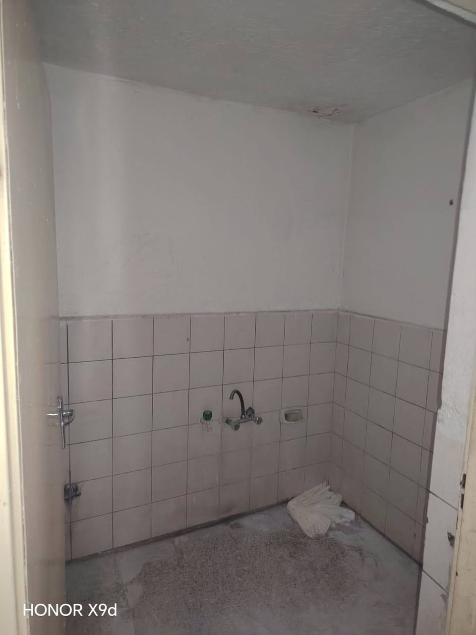 بيت الايجار حي البكر قرب مدرسه الرقم  غرفه نوم وهول واستقبال مطبخ وصحيات مكتب تاج   ***********/   ***********
