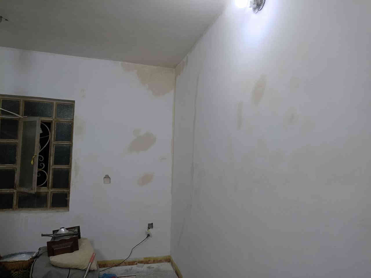 أحد أعمالي في الصبغ و المعالجة 
تَم بفضل الله معالجة جميع الفطور و مناطق الرطوبة و إخفاء فتحة قديمة بإستخدام الواح الجبسمبورد و طلاء الغرفة بالكامل صبغ ( بلاستيك )
للحجز و الإستفسار داخل كربلاء : ***********
