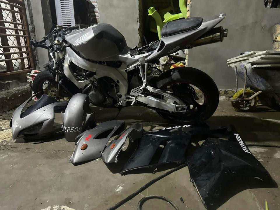 للبيع cbr1000rr
ابيعلك كوم حديد

يرادلها ترتبيب  متروكه صار فتره 

عقلها شغال 

كفراتها موجوده 
اوراقها موجوده 

كاطعه نار الدراجه 

رايدها بمليون بيها مجال بسيط 

مكاني بغداد قرب مطار بغداد
***********

